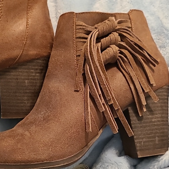 Ladies 8.5  Ankle Fashion Boots by Fergie - Picture 2 of 7